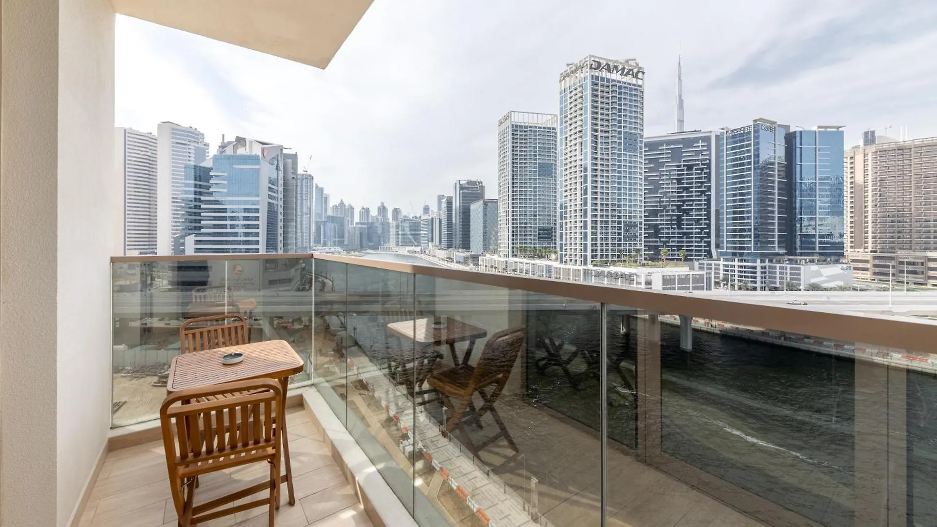 Apartment Canal View, Partial Burj Khalifa View, Brand New Dubai
