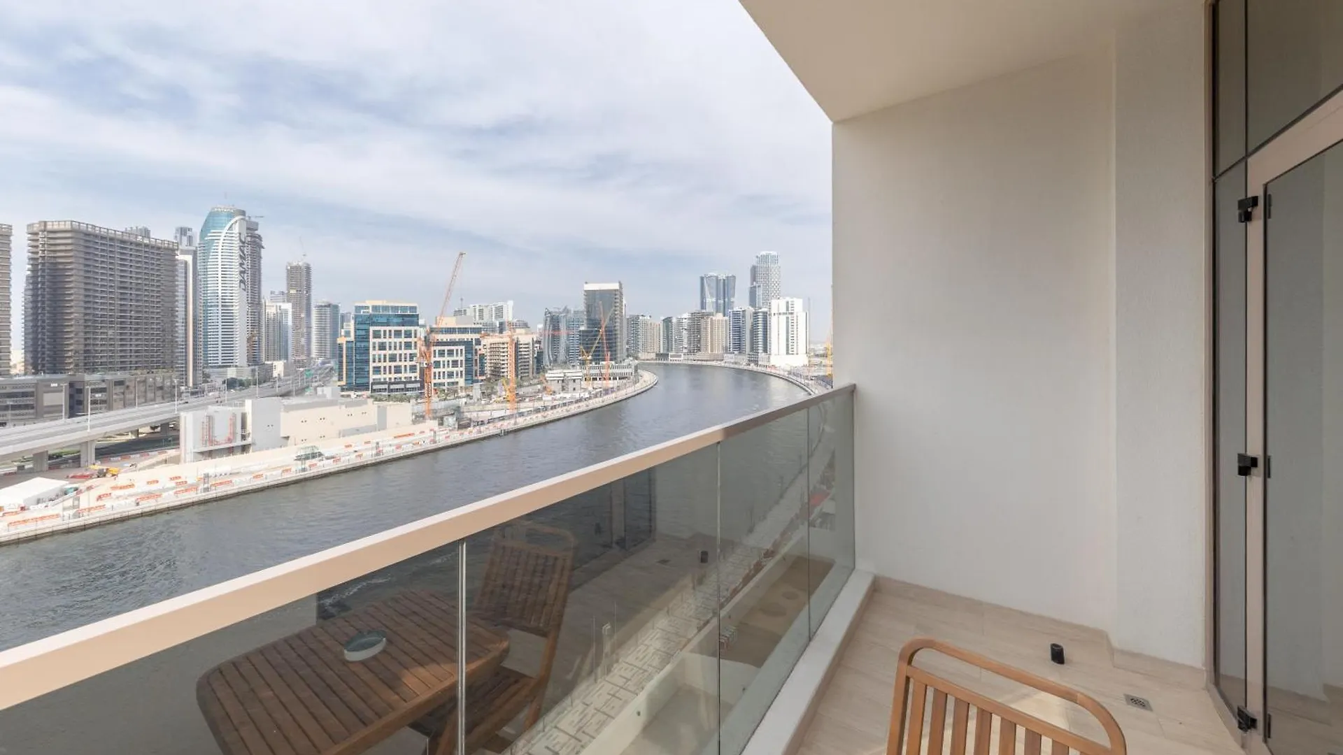 Apartment Canal View, Partial Burj Khalifa View, Brand New Dubai